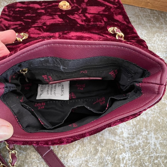 BETSEY JOHNSON CHRISTMAS BURGUNDY VELVET CROSSBODY PURSE NEW - Picture 8 of 8